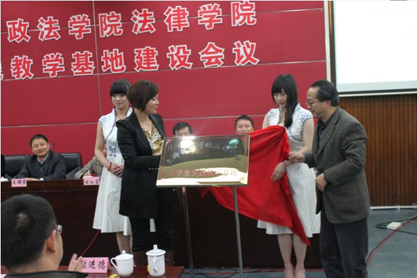 ������ʦ��½Сƽ�Ƴ���ͬΪ����ѧ��ʵ����ѧ���ء�����